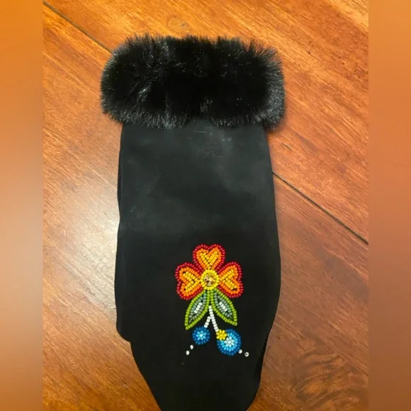 Manitoba Mukluk Bloom Mitten Floral Rainbow Beaded Suede faux fur Shearling - Picture 4 of 7